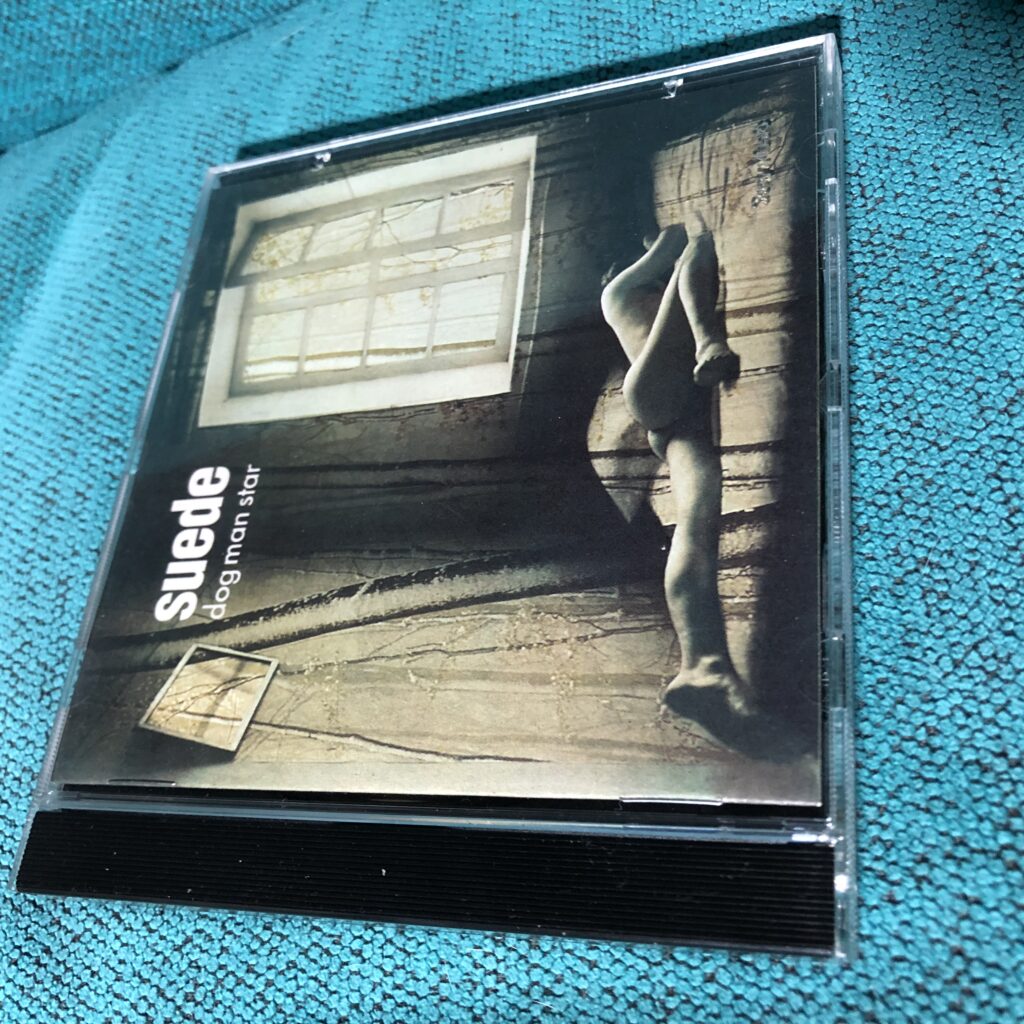 Pese a la belleza estilizada en las formas del chico de portada, no había manera de determinar si la pose tenía más de sicalipsis o de melodrama. Porque eso mismo, la tragedia y el manierismo, marcaba todo el extenso minutaje de un disco que rozaba la hora de duración y que nos ocupó muchas más en nuestras vidas: era imposible dejar de escucharlo