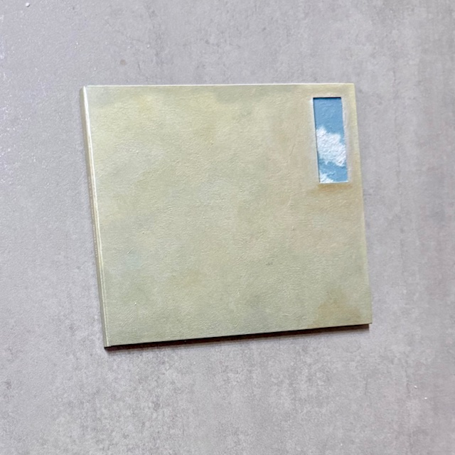 El discurso musical y narrativo de Fercán se enriquece con esa capacidad para la emoción epidérmica, para el pelo erizado ante los primeros estímulos de disfrute o dolor. Y esa ambivalencia sirve como hilo conductor casi invisible en este cuarto trabajo del trovador compostelano, con Nacho Mur (La MODA) en la producción