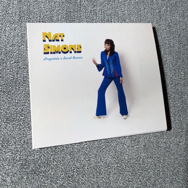 Asentada ya del todo la madrileña con la expresión musical en la lengua materna –que es lo suyo–, aboga por el pop-rock más franco, directo, espontáneo y expansivo. Un derechazo directo al mentón de la memoria auditiva, más allá de que se haya ido a grabar a Nashville