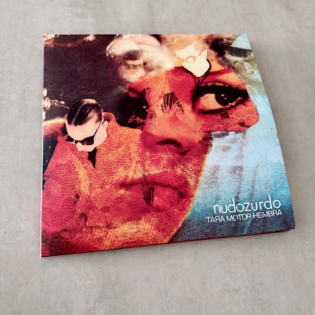 Reedición en formato de doble vinilo y con una cara D de contenido extra del tercer álbum de la banda de Leo Mateos. Fechado en 2011 es el mejor ejemplo español de un rock absorto y alucinado, reiterativo como el baile de un derviche. Cabizbajo, taciturno y lacónico.